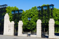 L'Ingresso monumentale in granito e ferro battuto che conduce all'Installazione Vigeland nel Frogner Park. Il grande spazio verde di Oslo è chiamato come parco di Vigeland, ...