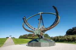 La grande Meridiana in bronzo venne realizzata nel 1930 e si trova al termine dell'asse est-ovest del parco di Vigeland, a fianco della scultura chiamata la Ruota della Vita  - © ...