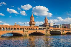 Il ponte storico di Oberbaum sul fiume Sprea ...