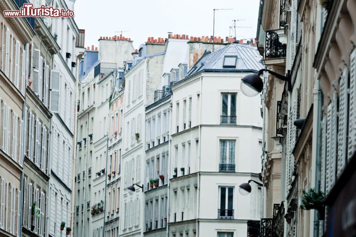 Immagine Le case ordinate di una via nel centro del quartiere di Pigalle a Parigi - © Natalia Macheda / Shutterstock.com