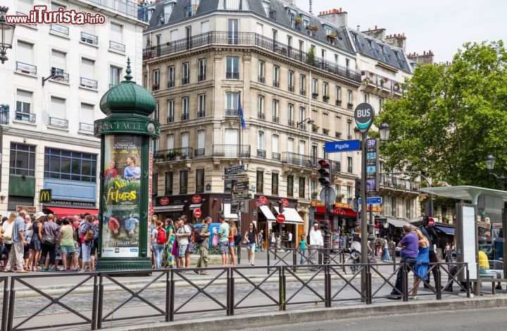 Immagine Place Pigalle nel cuore dell'omonimo quartiere di Parigi. Raggiungibile con la omonima fermata del metro, questa zona è famosa per la sua vita notturna al limite della trasgressione - © Massimiliano Pieraccini / Shutterstock.com