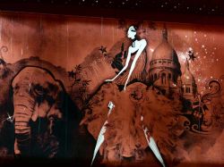 Dettaglio dell'insegna del Moulin Rouge di Parigi