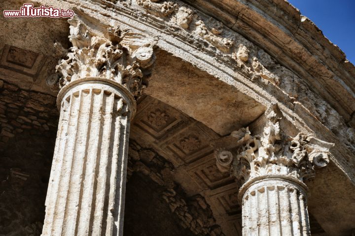 Immagine Capitelli del cosiddetto tempio rotondo, dedicato a Vesta, che si trova nella parte alta di Villa Gregoriana a Tivoli - © maurizio / Shutterstock.com