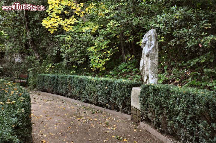 Immagine Passeggiata nel vasto parco di Villa Gregoriana a Tivoli - © maurizio / Shutterstock.com