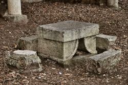 Resti archeologici romani all'interno dei giardini di Villa Gregoriana a Tivoli - © maurizio / Shutterstock.com