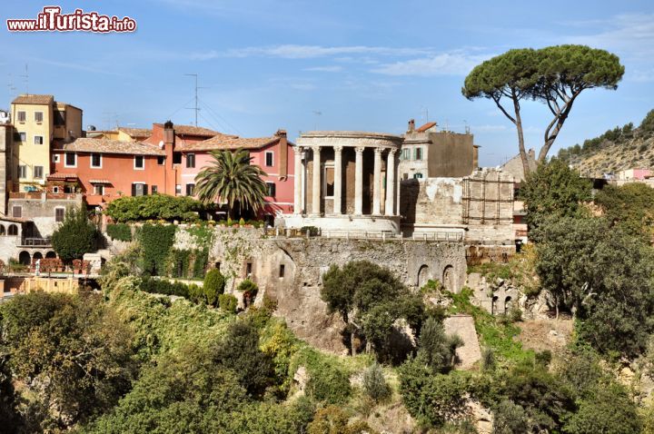 Immagine Le rovine romane di Villa Gregoriana a Tivoli: su tutte spicca la rotonda, probabilmente un tempio dedicato a Vesta - © maurizio / Shutterstock.com