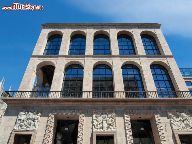 Immagine La facciata esterna del Museo del Novecento, che si trova all'interno del Palazzo dell'Arengario in Piazza Duomo a Milano - © Claudio Divizia / Shutterstock.com