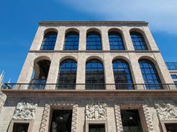 La facciata esterna del Museo del Novecento, che si trova all'interno del Palazzo dell'Arengario in Piazza Duomo a Milano - © Claudio Divizia / Shutterstock.com