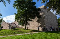 L'edificio moderno che ospita il museo Grimmwelt di Kassel. La grande scala esterna conduce alla terrazza di 2.000 metri quadrati da cui si può ammirare il panorama sulla città ...