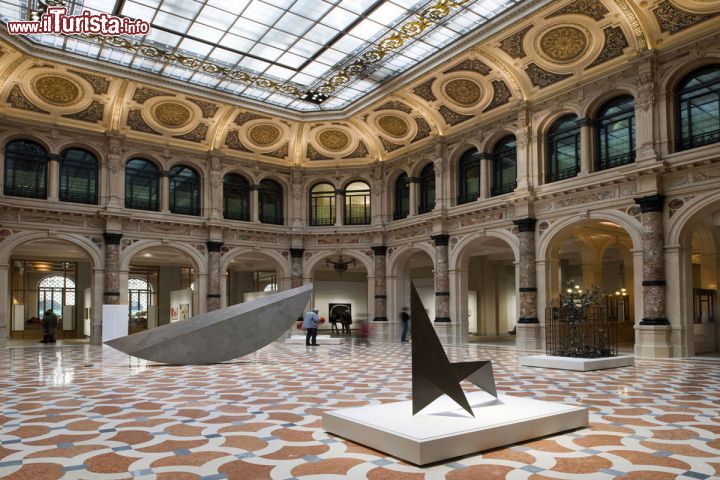 Immagine Interno delle Gallerie di Piazza alla Scala, in centro a Milano il progetto delle Gallerie d'Italia 