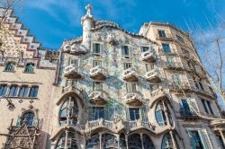 Due capolavori di Barcellona a confronto: a sinistra Casa Amatller mentre a destra lo stile inconfondibile di Casa Batlò di Antoni Gaudì - © Masterovoy / Shutterstock.com ...