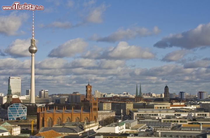 Immagine Il panorama di Berlino fotografato dalla Cattedrale: si nota l'inconfondibile profilo della Torre della Televisione - © Ph0neutria / Shutterstock.com