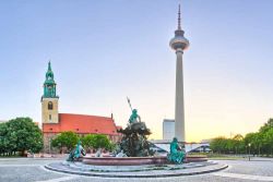 La Fontana del Nettuno e la  Fernsehturm, la Torre della Televisione di Berlino - © CCat82 / Shutterstock.com