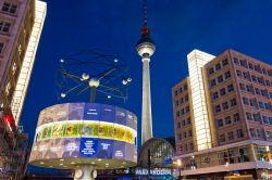 Dalla grande piazza di Alexanderplatz è ben visibile la Torre della Televisione di Berlino oggi una componente classica della skyline della capitale tedesca - © Eddy Galeotti / Shutterstock.com ...