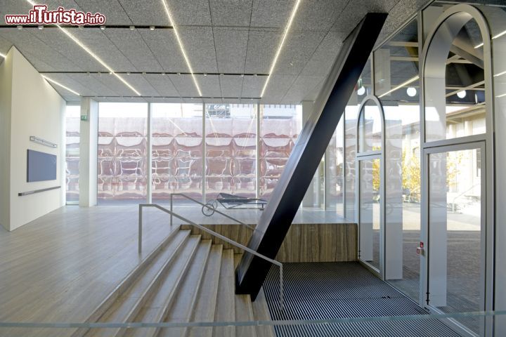Immagine Le architetture di Rem Koolhaas rendono molto interessante la visita alla Fondazione Prada di Milano - © Paolo Bona / Shutterstock.com