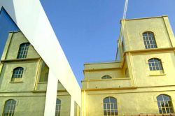 L'edificio dorato (la Torretta) fa parte del museo di arte contemporanea di Fondazione Prada a Milano. E' rivestita da un sottilissimo foglio di oro - © Paolo Bona / Shutterstock.com ...