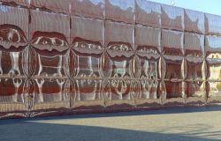 Gioco di riflessi sulle vetrate di uno degli edifici della Fondazione Prada a Milano, ricavata all'interno di una ex distilleria a sud del centro della città - © Paolo Bona / ...