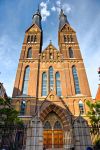 Una chiesa con doppia torre campanaria nel quartiere Jordaan di Amsterdam in Olanda - © Luciano Mortula / Shutterstock.com