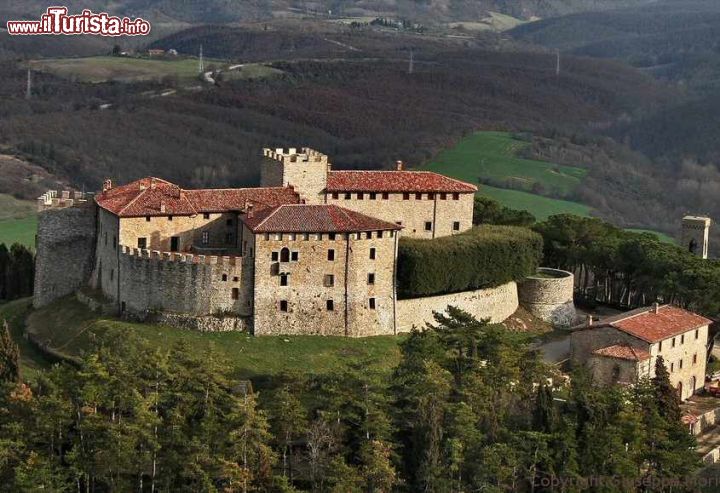 Immagine Il maniero di Castello di Montegiove fotografato dall'alto - © www.castellomontegiove.com