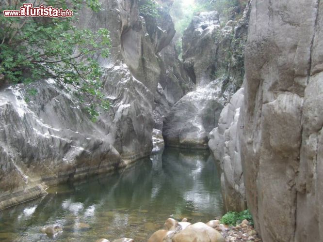 Immagine Il fiume Pollina ha scavato le spettacolari Gole di Tiberio tra le montagne delle Madonie in SIcilia - © Madonie Outdoor