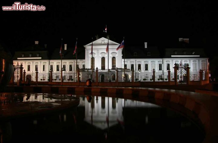 Immagine Foto notturna della facciata del Palazzo Presidenziale di Bratislava - © TTstudio / Shutterstock.com