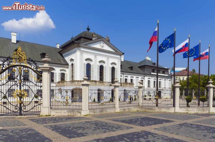 Immagine Ingresso rococò del Palazzo Presidenziale Grassalkovich, la resedienza del Presidente della Repubblica della Slovacchia a Bratislava - © posztos / Shutterstock.com