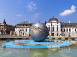 La fontana "Terra Pianeta di Pace" si trova in piazza Hodzovo namestie, appena davanti all'ingresso di palazzo Grassalkovich a Bratislava, anche chiamato come la casa bianca europea ...