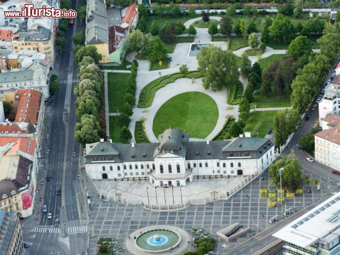 Immagine Vista aerea del complesso tardo barocco -rococò del Palazzo presidenziale Grassalkovich e del suo giardino francese, uno dei parchi più belli di Bratislava - © Ventura / Shutterstock.com