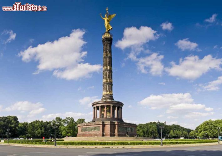 Immagine La colonna della VIttoria (Siegessaule) svetta al centro del Grosser Tiergarten di Berlino - © Matthew Dixon / Shutterstock.com