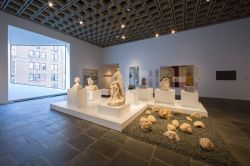 La mostra temporanea dal titolo Unfinished installation al Met Breuer di NYC - © Met Breuer