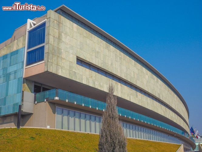 Immagine Di fianco al fiume Po si erge la moderna sede del Museo dell'Automobile di Torino - © Claudio Divizia / Shutterstock.com