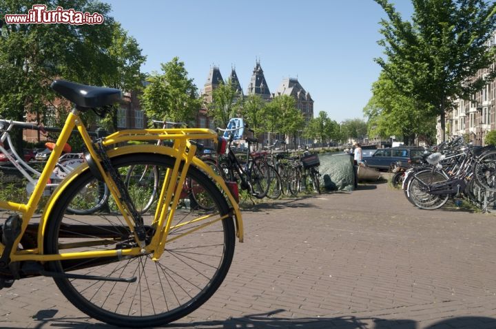 Immagine Biciclette parcheggiate nel quartiere de Pijp Amsterdam - © Ozgur Guvenc / Shutterstock.com