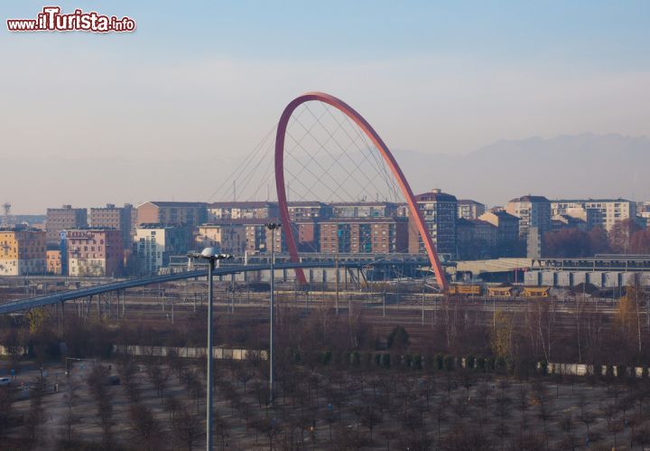 Immagine Il ponte pedonale che raggiunge il Lingotto è suggellato dall'Arco Olimpico di Torino, creato per celebrare i giochi olimpici invernali del 2006 - © Claudio Divizia / Shutterstock.com