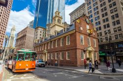 Una piccola costruzione ma un grande pezzo di storia americana: la Old State House di Boston ci racconta il periodo del Tea Party e della dichiarazione d'Indipendenza americana- © f11photo ...