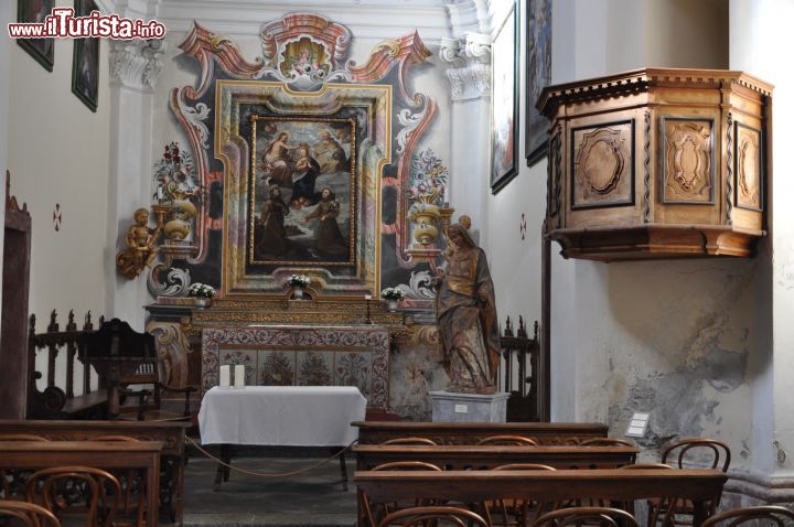 Immagine La chiesa Santa Maria Incoronata, si trova lungo il vialetto d'accesso alla residenza nobiliare di Palazzo Vertemate Franchi a Piuro di Chiavenna