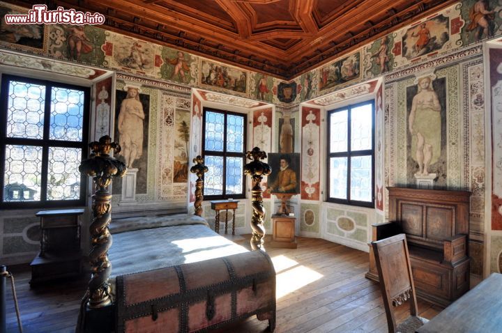 Immagine La Stanza delle Cariatidi, la lussuosa camera all'interno del Palazzo Vertemate Franchi di Piuro a Chiavenna
