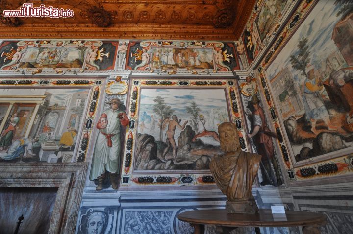 Immagine Una stanza riccamente affrescata all'interno di di Palazzo Vertemati Franchi a Piuro di Chiavenna