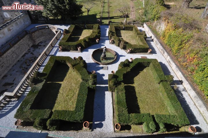 Immagine Vista dall'alto del giardino del grande Palazzo Vertemate Franchi nel comune di Chiavenna in Lombardia