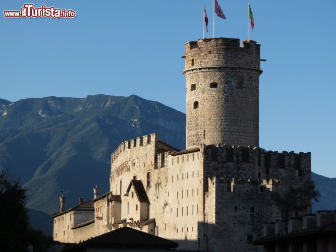 Immagine Il Mastio , anche conosciuto come la Torre d'Augusto, è il simbolo del Castello del Buonconsiglio a Trento - © Route66 / Shutterstock.com