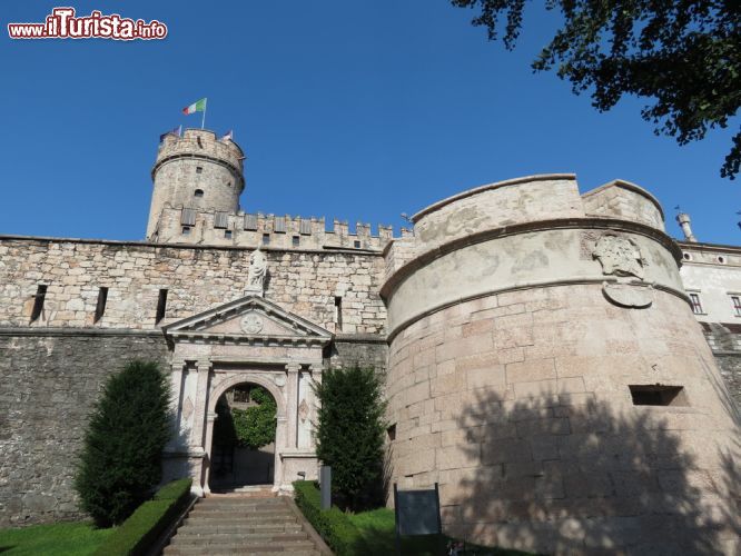 Immagine Mura esterne del Castello del Buonconsiglio: in basso si nota la porta di San Vigilio - © Route66 / Shutterstock.com