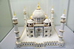 Anche Il Taj Mahal, realizzato con quasi 6.000 ...