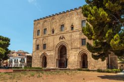 Uno dei Capolavori Normanni della Sicilia, Il Castello della Zisa a Palermo, ci porta nel XII secolo con architetture in stile arabeggiante - © Andreas Zerndl / Shutterstock.com