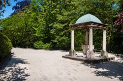 Un gazebo in stile classico all'interno del parco di Villa Taranto a Verbania - © elitravo / Shutterstock.com 