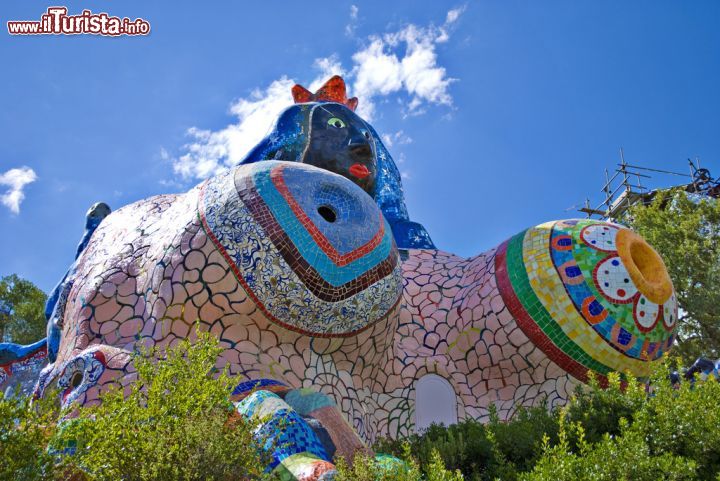 Immagine Una delle colossali statue ideate da Niki de Saint Phalle e poste nel Giardino dei Tarocchi di Capalbio