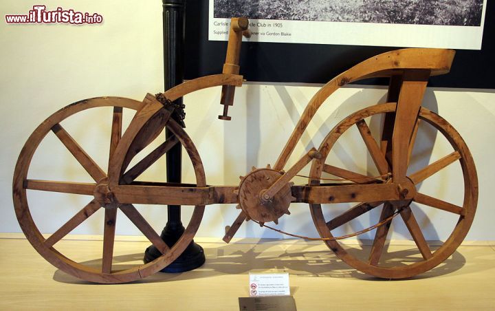 Immagine La bicicletta di Leonardo esposta al Museo Leonardiano di Vinci - © Sailko - CC BY 3.0 - Wikipedia