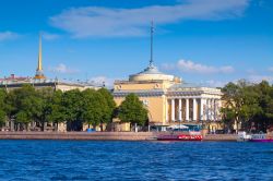 Il Fiume Neva e il Palazzo dell'Ammiragliato a San Pietroburgo - © Iakov Filimonov / Shutterstock.com