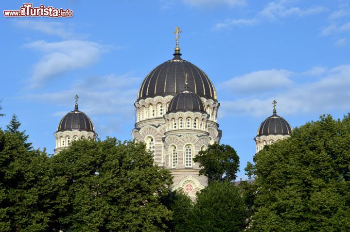 Immagine Le cupole della grande Cattedrale ortodossa di Riga, dedicata alla natività di Cristo - © Nadinelle / Shutterstock.com