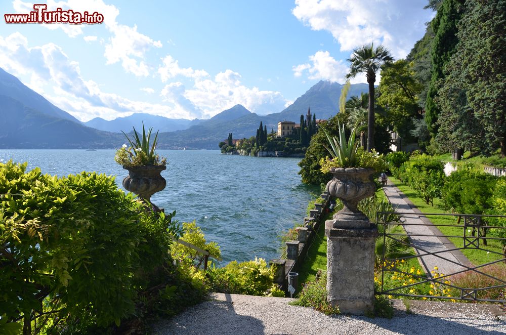 Immagine Villa Monastero e il suo giardino affacciato sul Lago di Como sono visitabili dal pubblico. Ogni anno migliaia di turisti scelgono di scoprire i segreti e le bellezze di questa famosa villa lombarda.