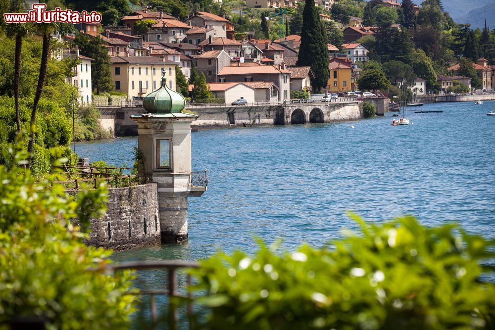 Immagine Vista della riva del Lago di Como nel Comune di Varenna (Lecco) dove si trova Villa Monastero.