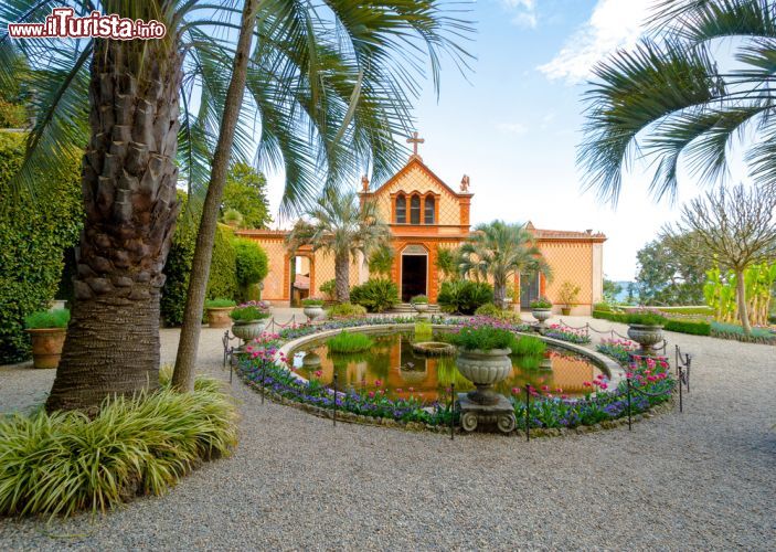 Immagine Una Fontana nei giardini dell'Isola Madre, una delle mete più raffinate del turismo in Piemonte, sul Lago Maggiore - © elitravo / Shutterstock.com